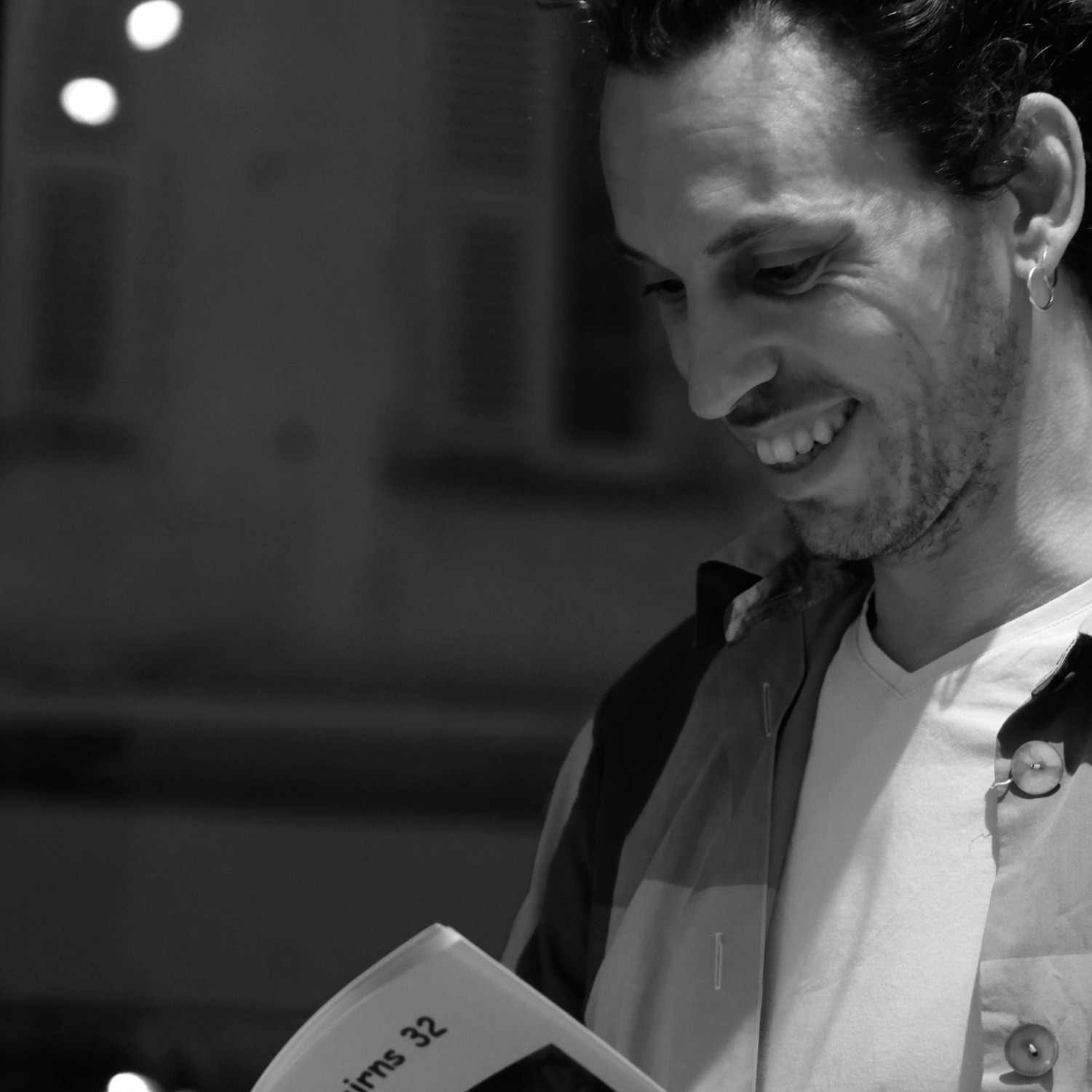 photo d'Antoine Geniaut, écrivain et artiste auteur, en lecture de poésie à Nice en mars 2023